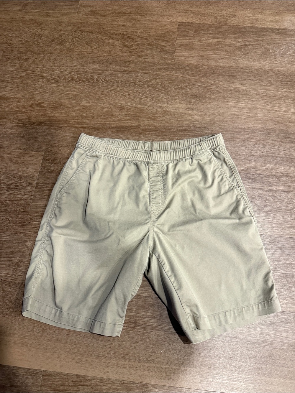 Uniqlo Men's Flat Front Elastic-Waist Shorts in Light Khaki